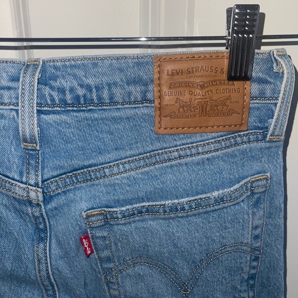 LEVI WOMEN'S HIGH RISE WEDGIE STRAIGHT JEANS LIGHT WASH DISTRESSED HOLE SZ 25x28 - Picture 7 of 12